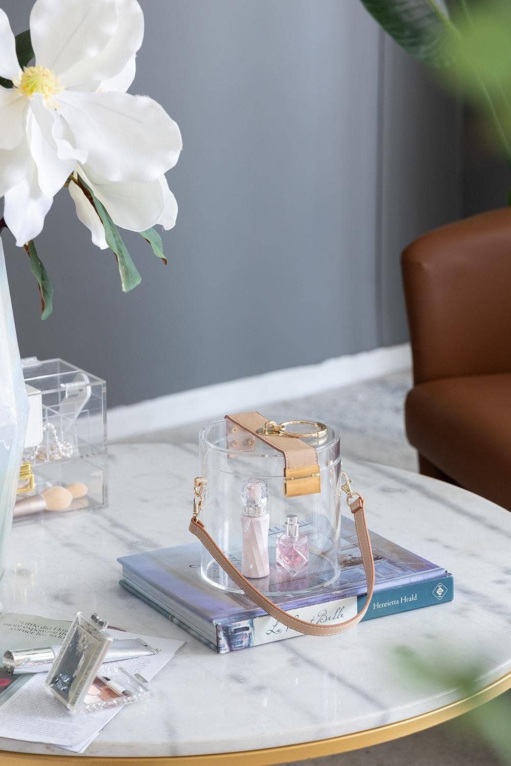 A&B Home Group Inc. - Vente Boîtes décoratives - Boîte de rangement en acrylique 6x6x6,5" avec sangle en simili cuir - Transparent6