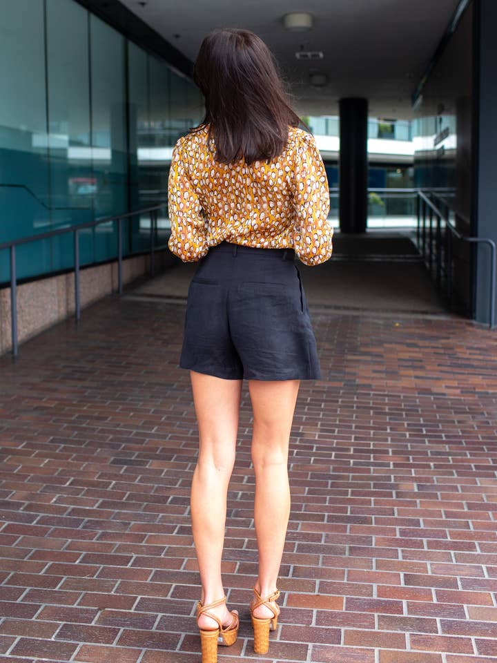 Jennafer Grace – Großhandel Bluse – Damen – Ozelot-Schimmer-Krawattenbluse4