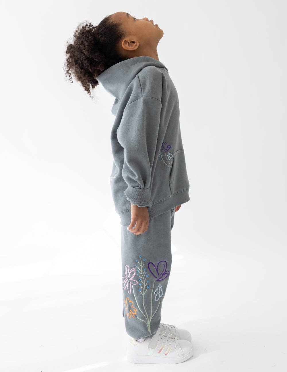 Elevated Faith – Calças de treino/corrida casuais – Criança por atacado – Calças de Treino para Crianças "Deus Ainda Está a Trabalhar"2