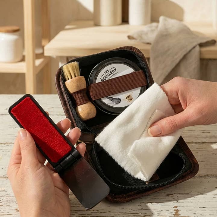 LE GARDE-MANGER - KIT D'ENTRETIEN DES CHAUSSURES pour la vente par Sting in the Tail Ltd