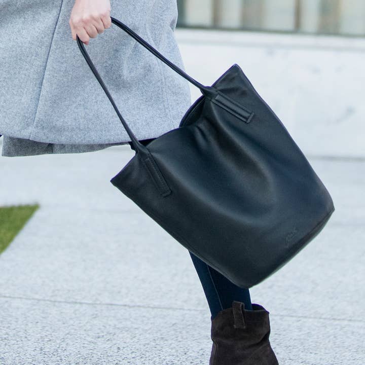 Black Waverly Bucket Tote for wholesale by Assortment