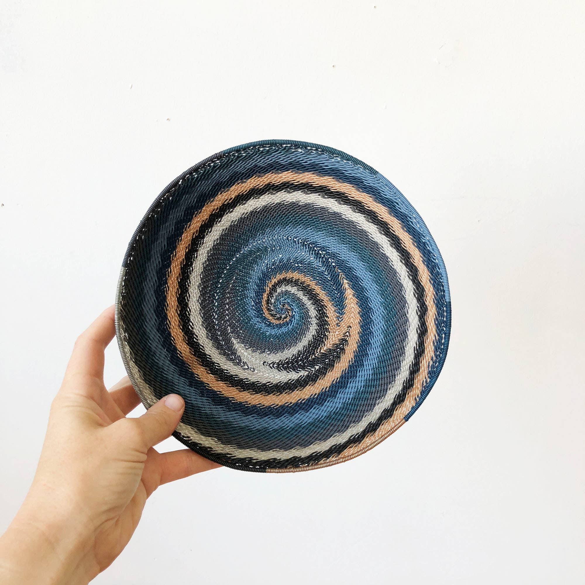 Amsha – Großhandel Dekorative Platte/Teller/Schüssel – Zulu Wire Bowl: Lichter der Stadt6