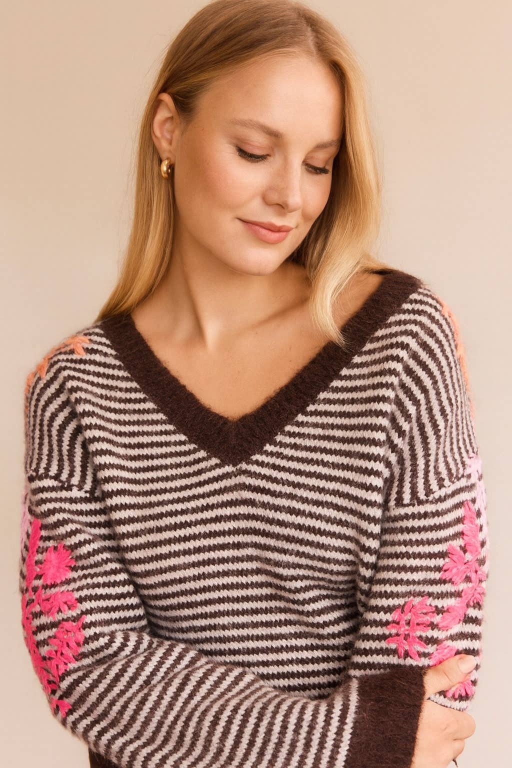 Afinity - Wholesale Knit Sweater - Women's - 🧶 Striped sweater with colorful floral embroidery AP150 CHOCO1