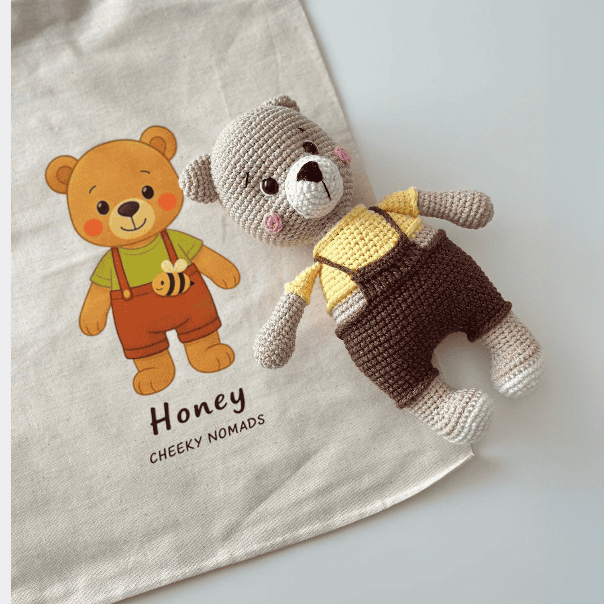 Cheeky Nomads - Wholesale Knuffels - Kinderen en baby - handgemaakte organische gehaakte pop Honey, Amigurumi speelgoed1