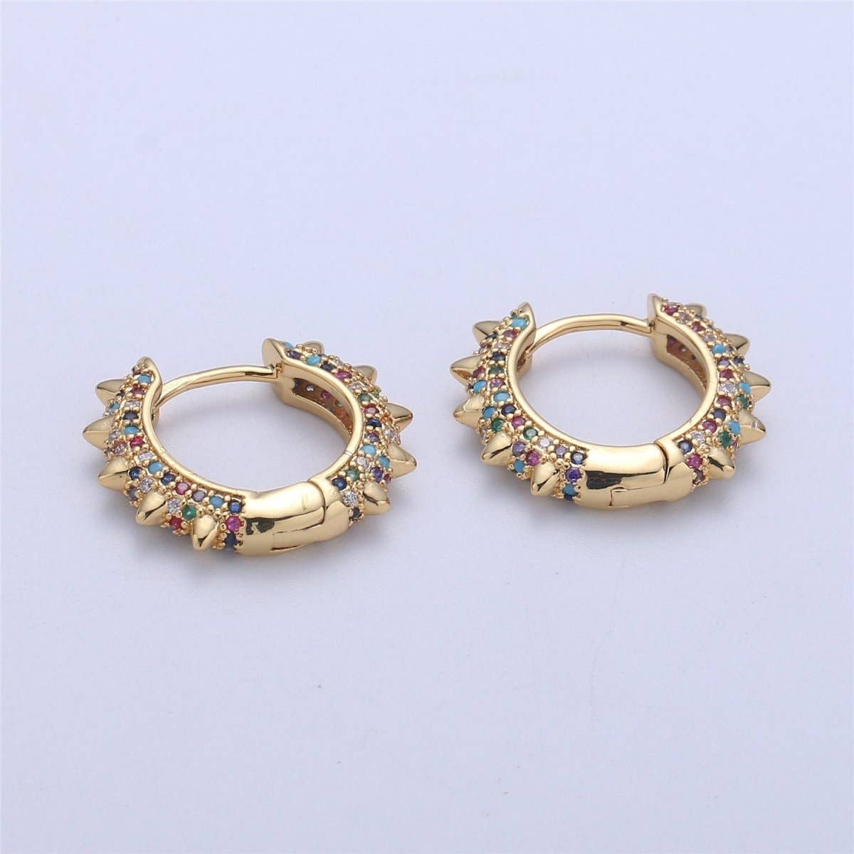 Aim Eternal - Vente Créoles - Boucles d'oreilles Spike Micro Pave Spike Hoops Boucles d'oreilles à pointes dorées Boucles d'oreilles à pointes multicolores CZ Boucles d'oreilles délicates pour tous les jours 20 mm K-3314