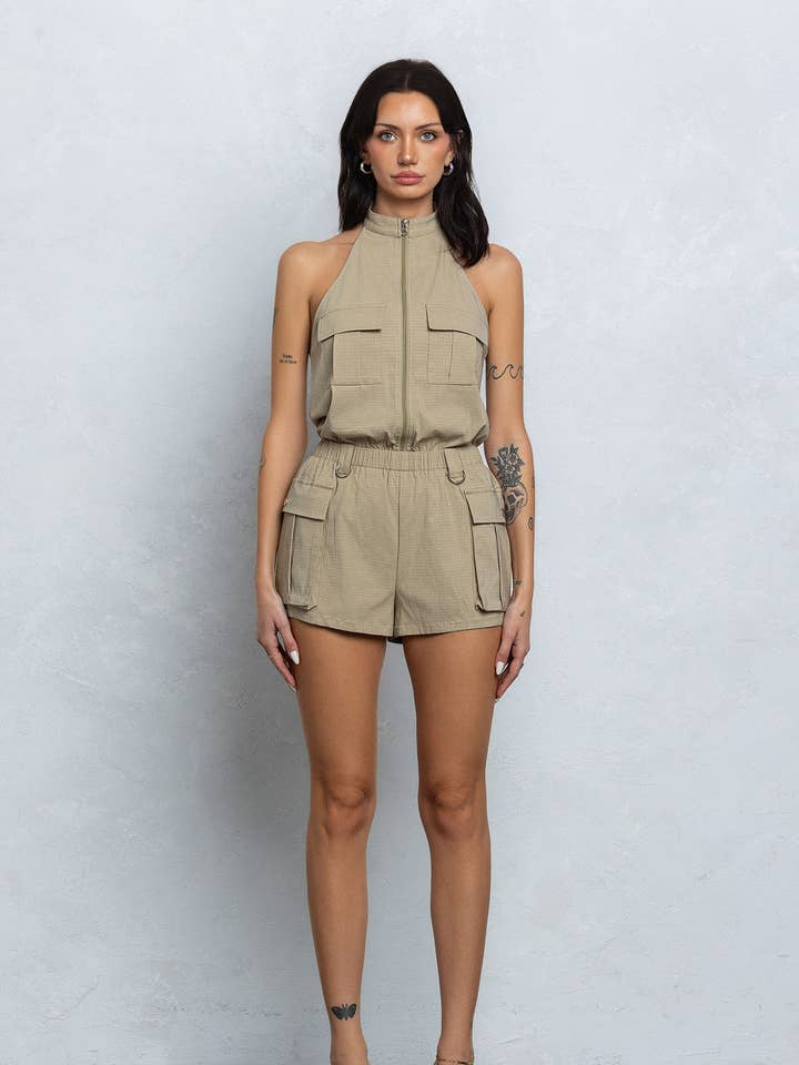 Elastische, geweven cargoromper met halterhals en ritssluiting voor wholesale door No Vacancy