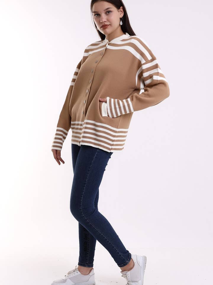 STRIKKET CARDIGAN I COLLEGE-STIL for engroshandel hos Cloth Cube