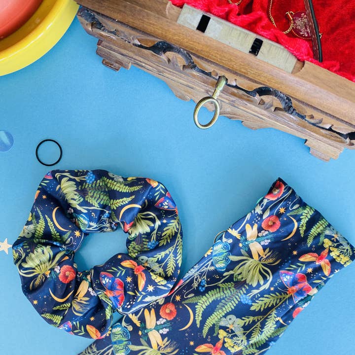 Chouchou à cheveux avec fleurs sauvages pour la vente par Split Moon Studios