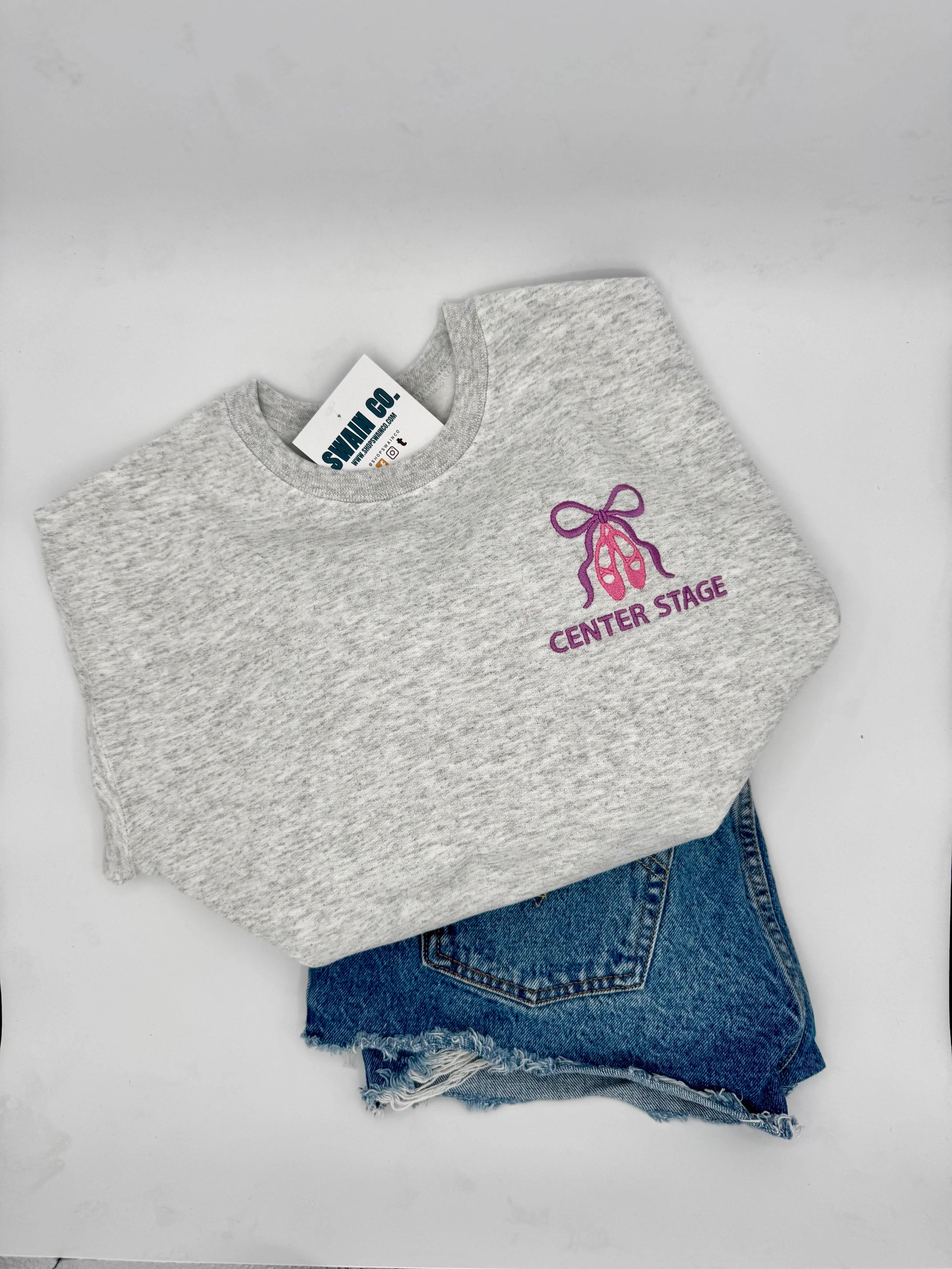 Swain Co. Embroidery & Press - Vente Sweat-shirt – femme - Sweatshirt Ras-du-Cou Brodé avec Chaussons de Ballet Personnalisés & Nœud | Sweatshirt Personnalisé avec Nom de Danse | Cadeau de Ballet pour Danseur | Vêtements pour Équipe de Danse0