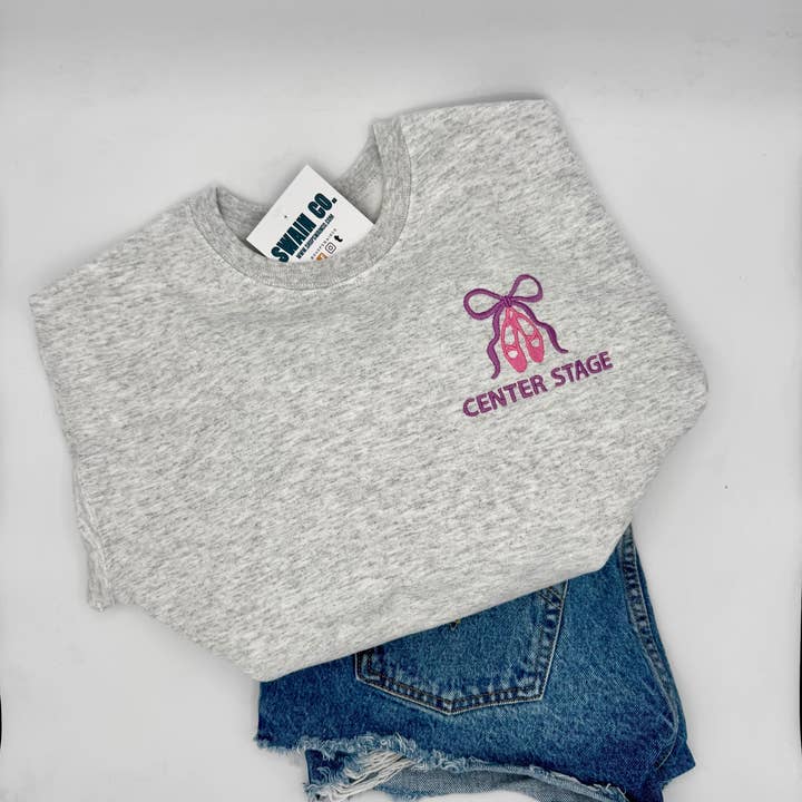 Swain Co. Embroidery & Press - Vente Sweat-shirt – femme - Sweatshirt Ras-du-Cou Brodé avec Chaussons de Ballet Personnalisés & Nœud | Sweatshirt Personnalisé avec Nom de Danse | Cadeau de Ballet pour Danseur | Vêtements pour Équipe de Danse