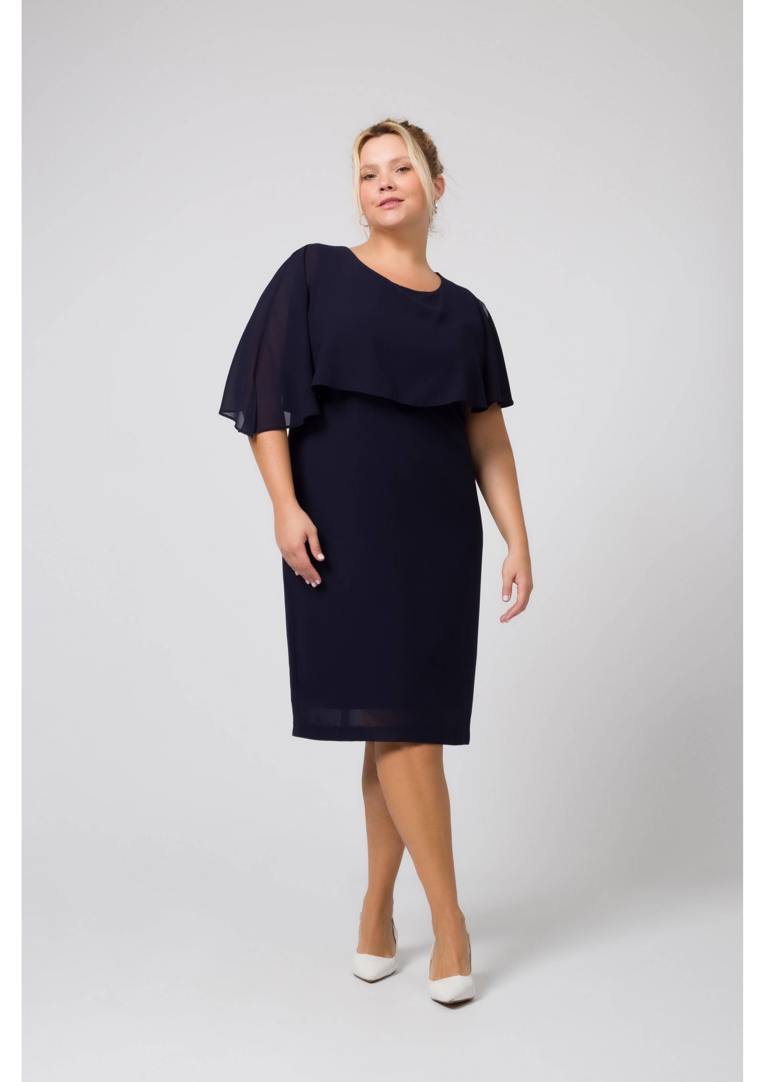 Teresa Cardoso Oliveira – Engroshandel Kjole - Dame – Enfarvet kjole med flæse ved hals og ærme, forårs- og sommersamling, plusstørrelse1