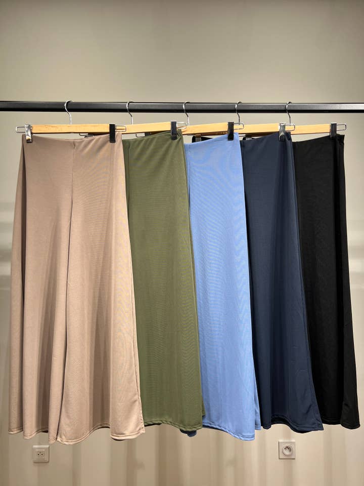 L'Emotion – wholesale Byxor - Dam – Vidbyxor med rak passform i finstickat tyg och elastisk midja1