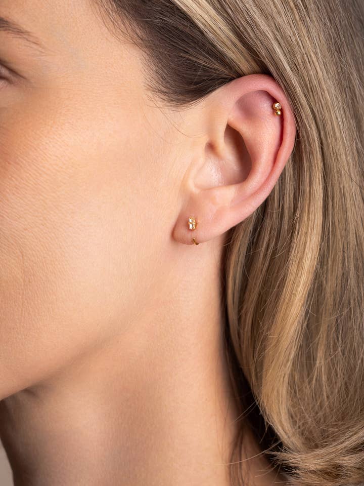 MARCEL paio di mini orecchini a cerchio con cristalli per la vendita all'ingrosso da parte di April Please