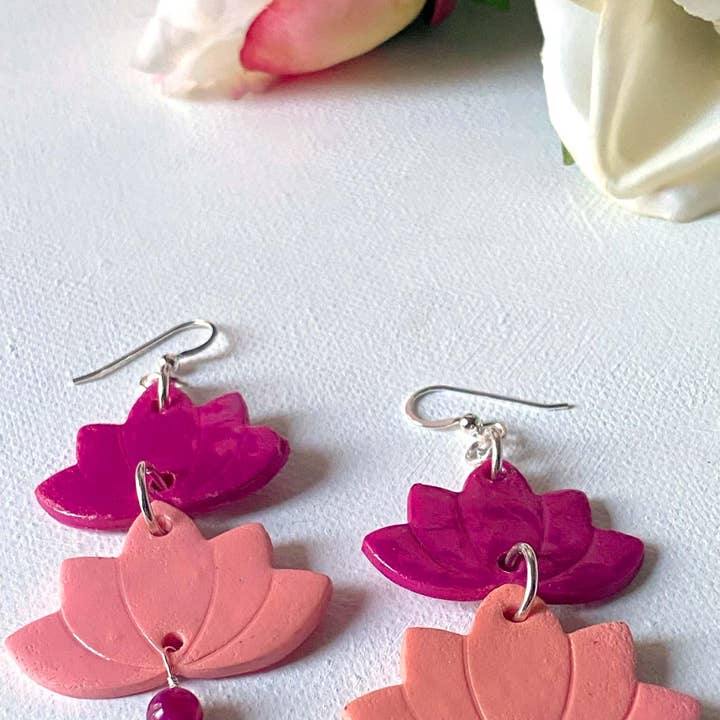 Boucles d'oreilles Lotus rose/Boucles d'oreilles bicolores /Boucles d'oreilles argent et argile pour la vente par Janine’s Jewelry Design