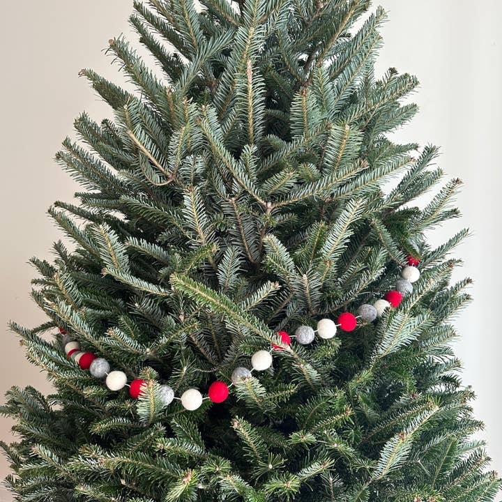 Guirlande festive à pompons en feutre de 6 pi, rouge, gris, blanc pour la vente par Ganapati & Co.