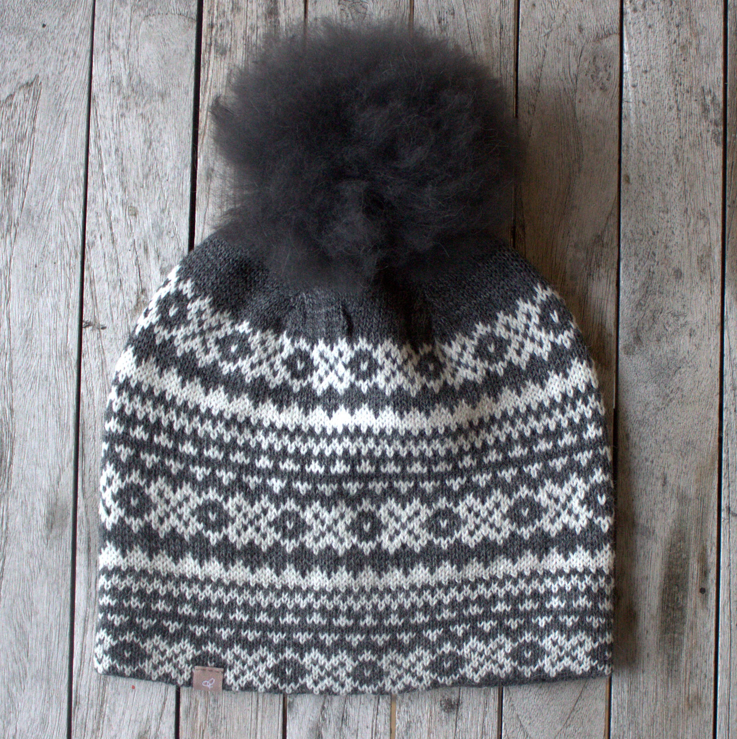 Samantha Holmes Alpaca Clothing and Gifts – Engroshandel Beanie - Dame – Alpaca Fair Isle-strikket hue med løs alpaka-pompon6
