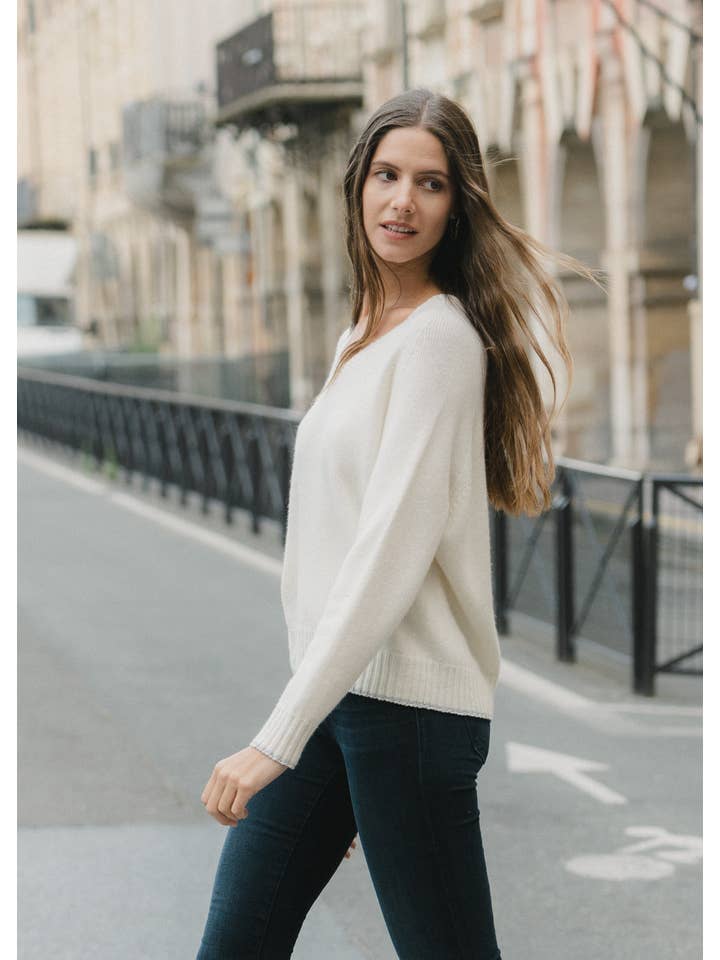 JULIA PARIS - Wholesale Knit Sweater - Women's - V-neck sweater in a wool and cashmere blend8