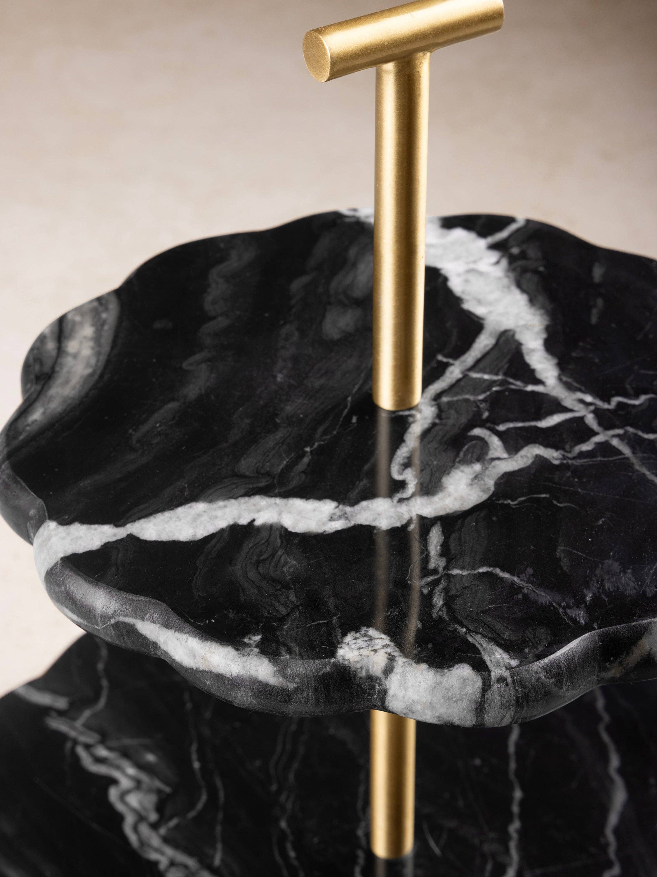 GAURI KOHLI – wholesale Tårtfat – Concorde svart marmortvåvånings kakfat2