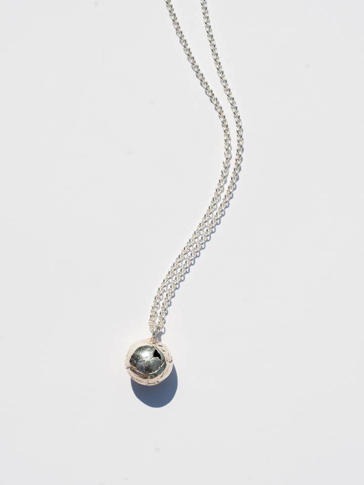 Collier Phae en argent sterling recyclé pour la vente par Swim to the Moon