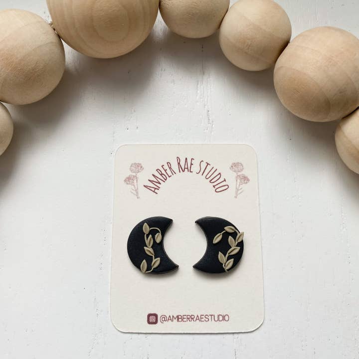 Amber Rae Studio - Venta al por mayor Pendientes de botón/aretes de poste - Pendientes de tuerca de luna frondosa | Pendientes de arcilla polimérica | Aretes de luna | Pendientes de luna de hoja negra