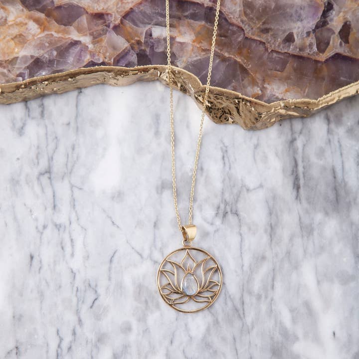 Pendentif Lotus en laiton avec pierre de lune - BP018 pour la vente par Baizaar
