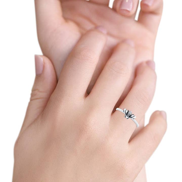 Plata de ley. Anillo Oxidado Fly Band (5,5 mm) de venta al por mayor en Faire