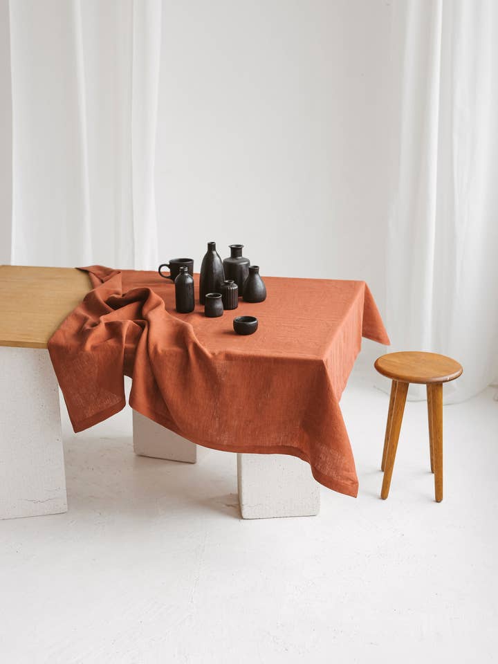 Nappe en lin avec coins incurvés • CUIVRE 142 x 142 cm pour la vente par Sava Seasons