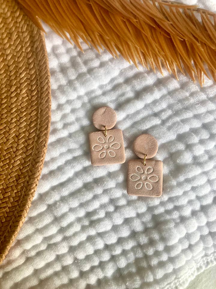 Boucles d'oreilles pendantes en terre cuite vieillie pour la vente par Terra Made