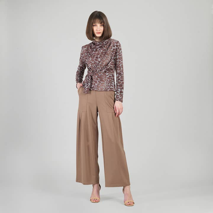 T425WP6 - Top de Suéter de Manga Larga con Frente Cruzado - Motivo de Leopardo para venta al por mayor de Clara Sunwoo