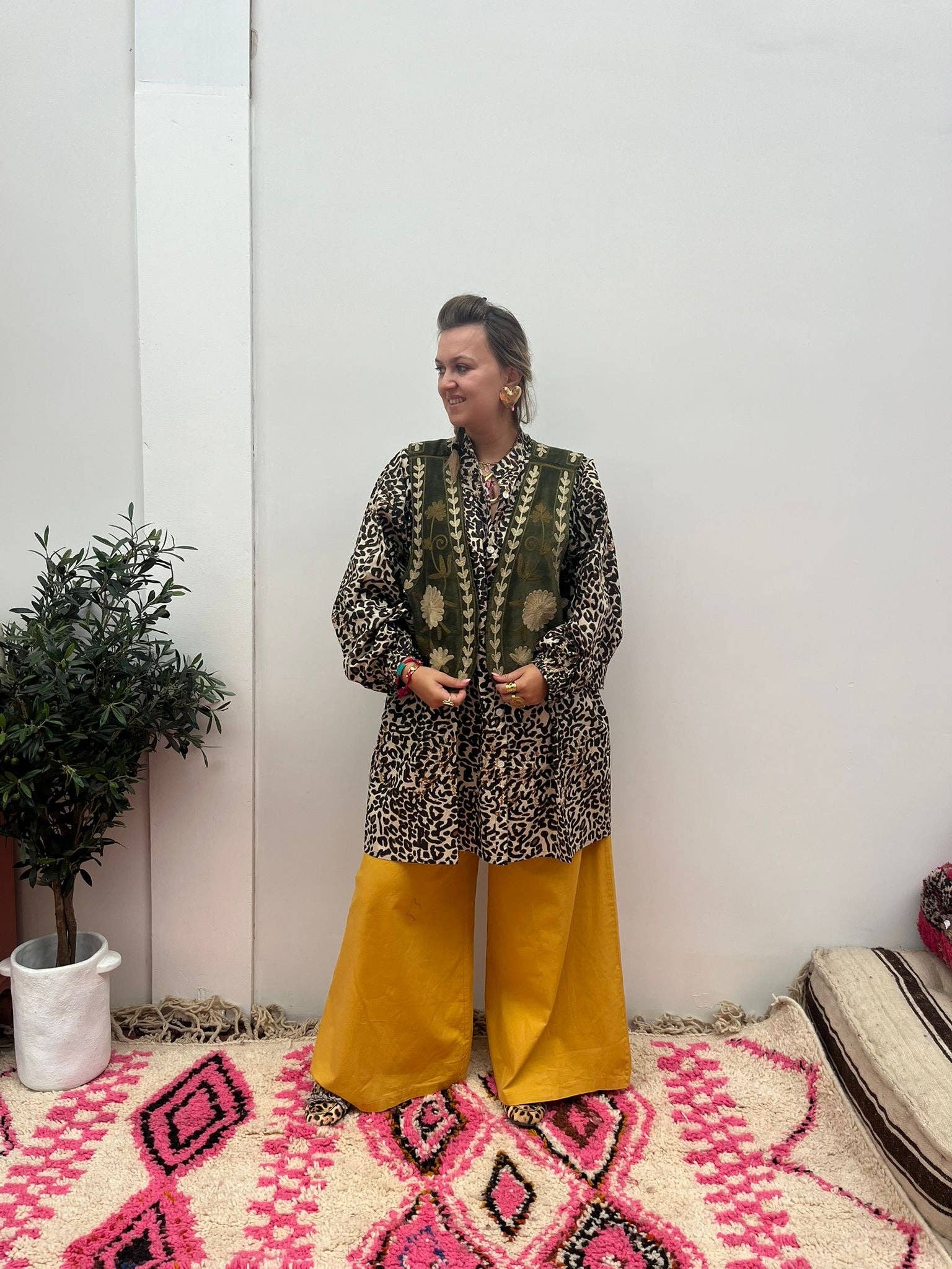 ToutVintage - Wholesale Outerwear Vest - Women's - Suzani velvet Waistcoat green beige6