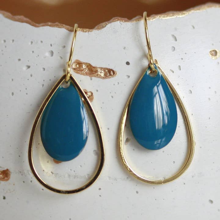 Delikate emalje dråbeøreringe | Blå & guld for engroshandel hos Kaiko Studio