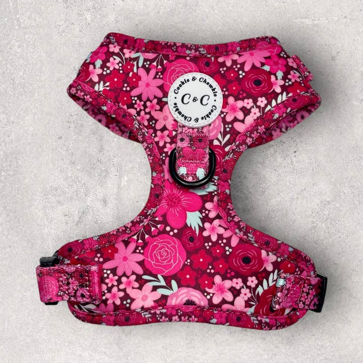 Harnais ajustable - « Les jours de fête, nous portons du rose » pour la vente par Cookie and Chewkie