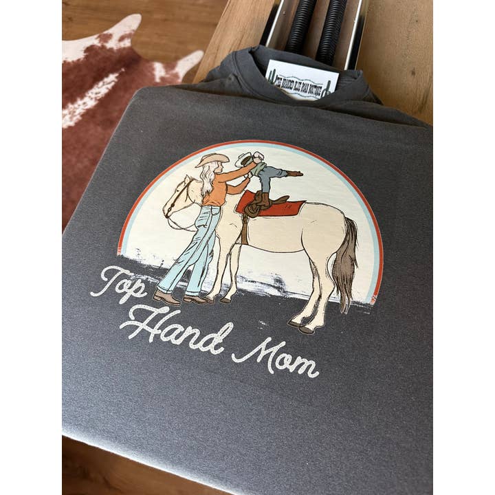 Top Hand Mom Cowkid grafisk T-shirt for engroshandel hos The Branded Blue Roan