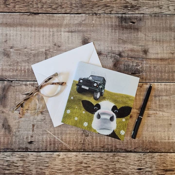 Biglietto di auguri 'Defender Moo' con un Landrover Defender 110 per la vendita all'ingrosso da parte di Lucy's Farm
