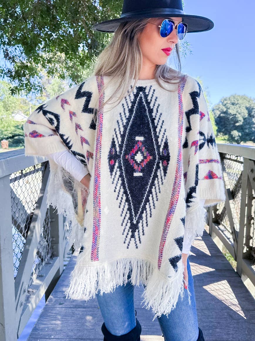 Ivoire Poncho en maille à cils vibrant aztèque avec détail à franges en vente sur Faire1