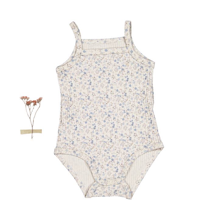 Den Tryckta Tanken Onesie - Dammig Blå Blommig för wholesale av Lovely Littles