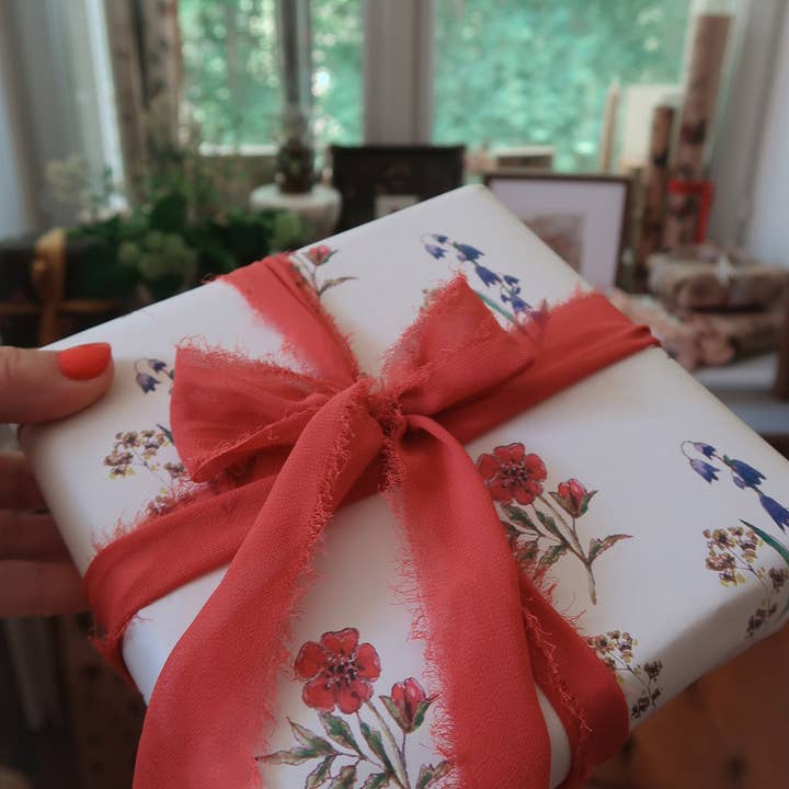 MyDesignPictures – Großhandel Geschenkpapier in Bögen – Reinweißes Geschenkpapier mit blauen und roten Blumen