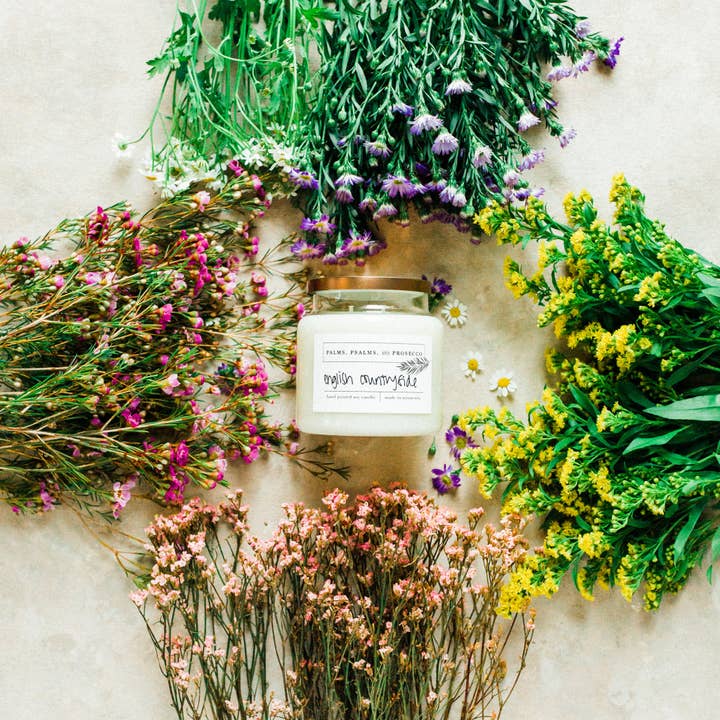 Candela di soia English Countryside per la vendita all'ingrosso da parte di Palms, Psalms, & Prosecco