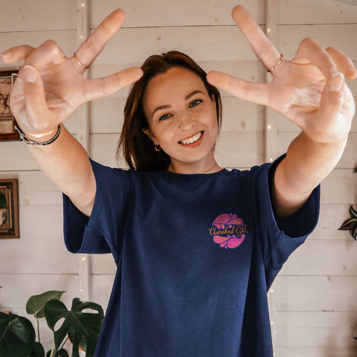 T-shirt Cherished Girl FHL Groovy pour femme pour la vente par Kerusso