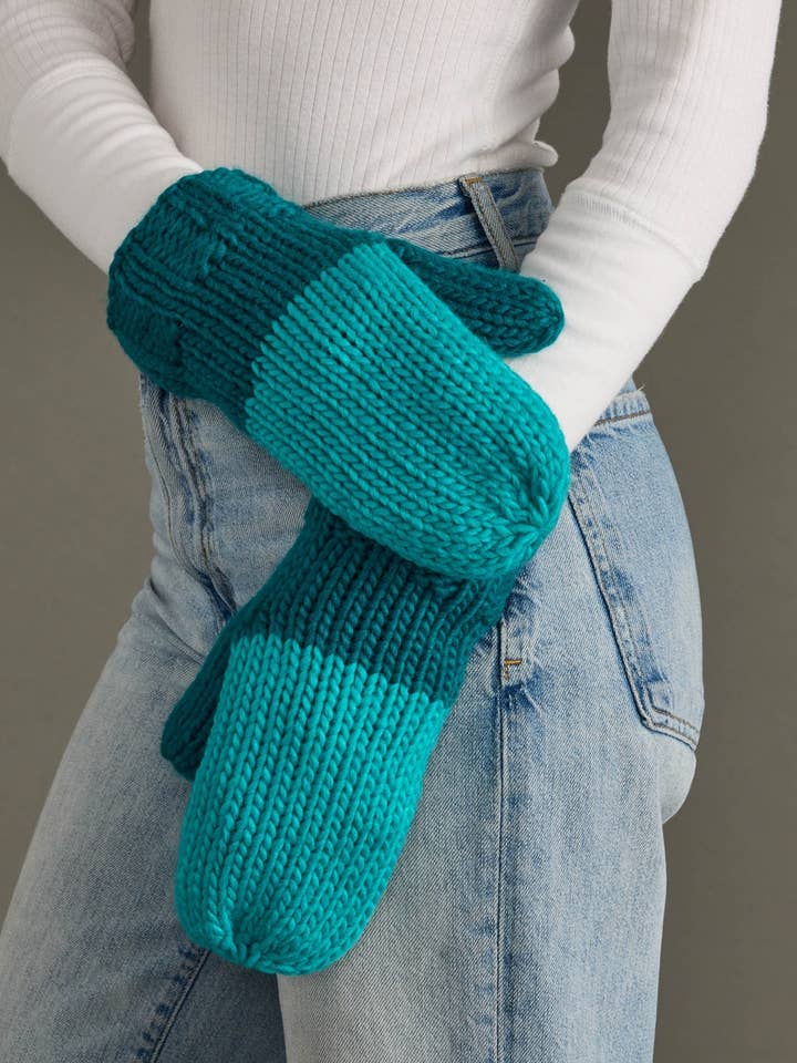 Guanti a maglia a blocchi di colore verde acqua e verde acqua scuro per la vendita all'ingrosso da parte di Panache Apparel Co.