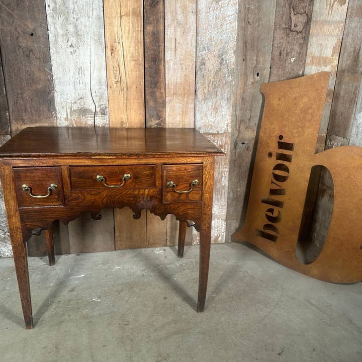 Table console basse en orme géorgien antique, vers 1780 pour la vente par belvoir