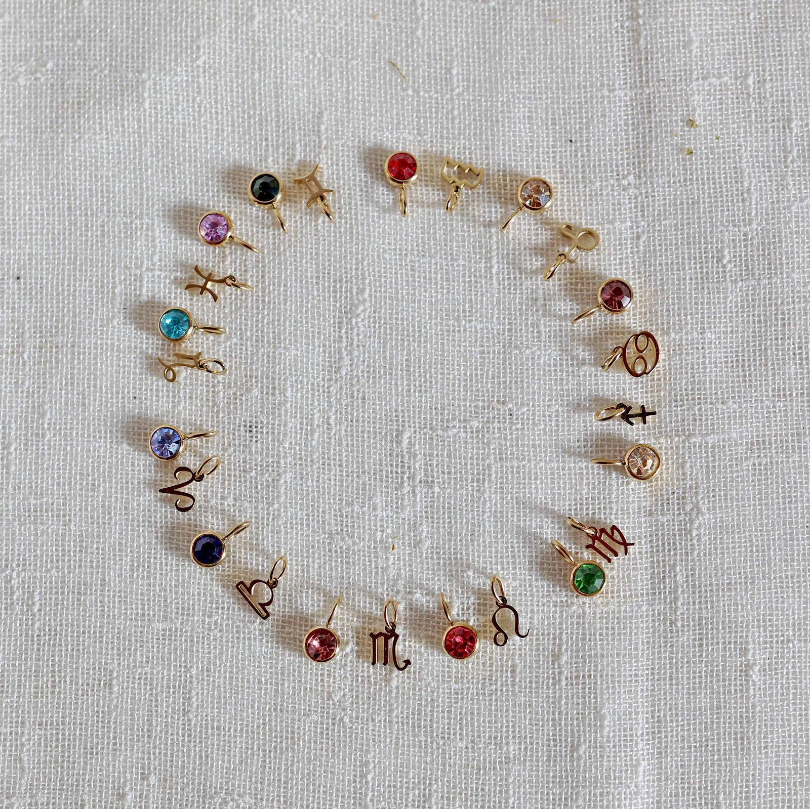 Visée Bijoux - Wholesale Pendant/Charm Necklace - Astro sign necklace and colored stone – My Identity14