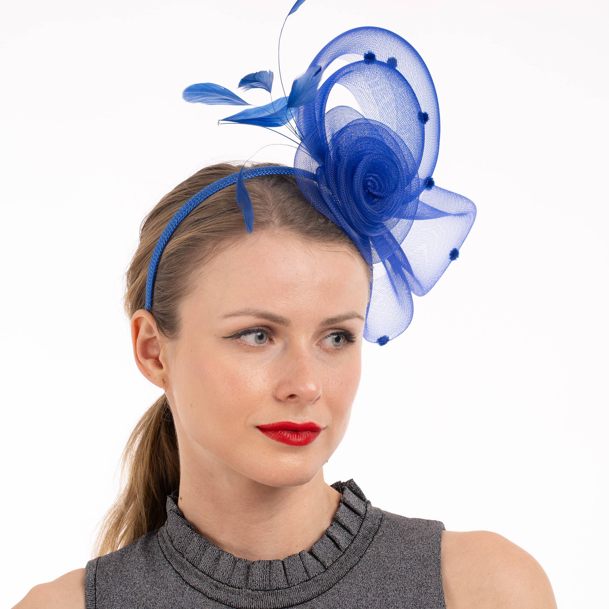 KaKyCo - Venta al por mayor Tocado - Mujer - Fascinador de cóctel con lazo de flor de crinolina y pluma | 5610H13