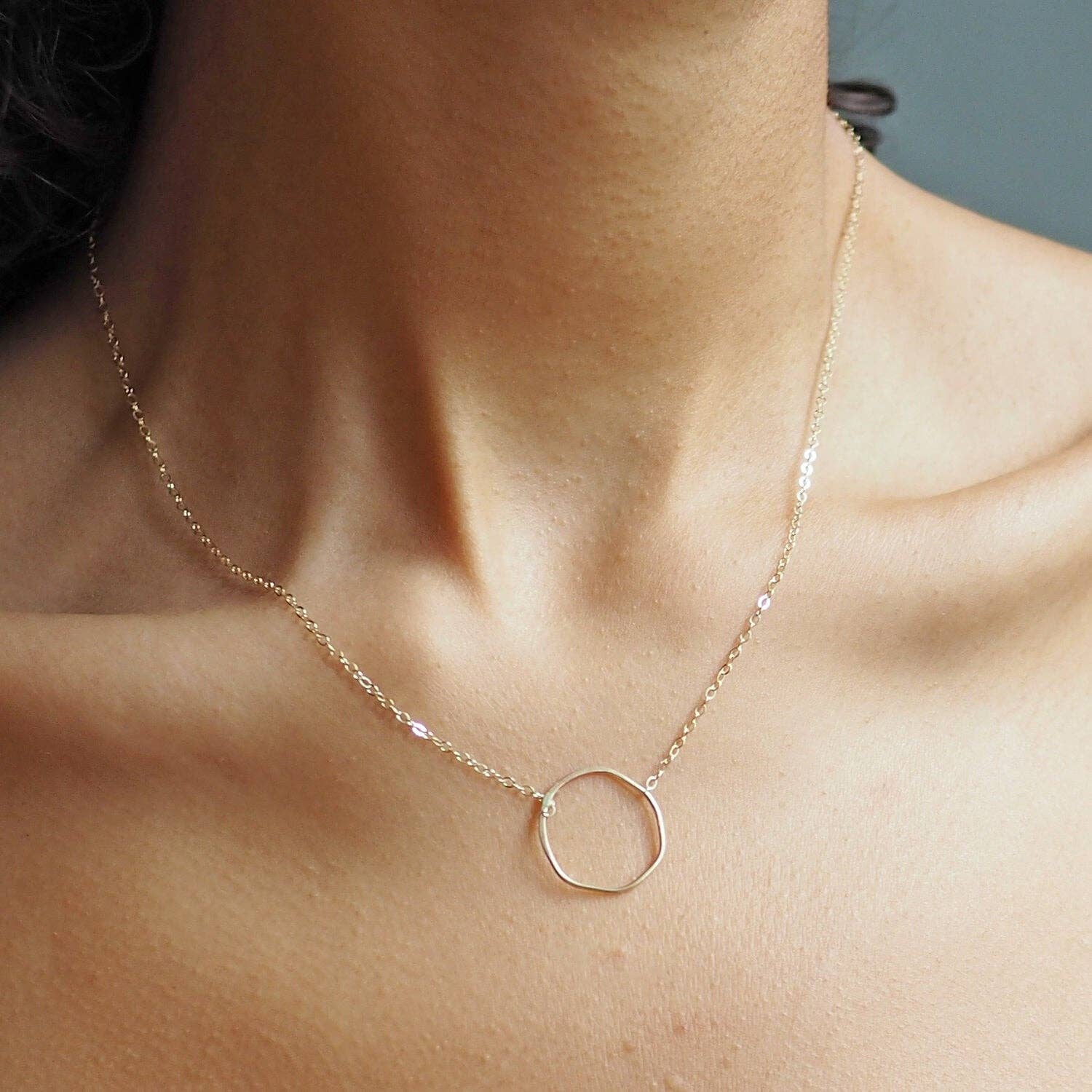 Britta Ambauen Jewelry - Vente Colliers à pendentif - Collier cercle imparfait1