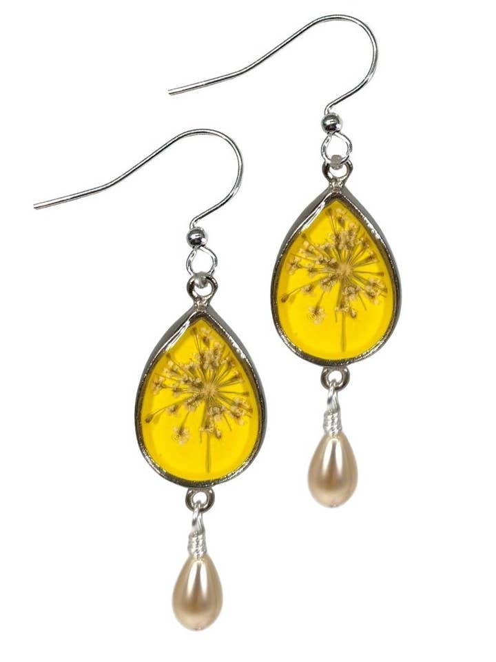 Boucles d'oreilles goutte de citron avec petite larme et perle de verre. pour la vente par Shari Dixon