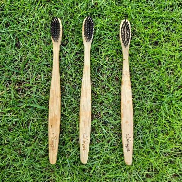 Saanjh Bambus-Zahnbürste mit Holzkohleborsten, 3 Stück für den Großhandel von Saanjh