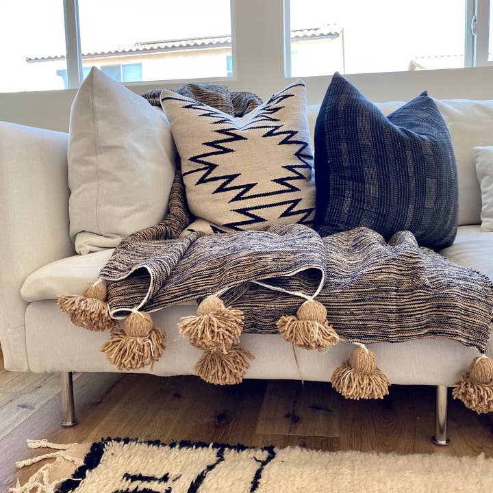 Pom-Pom Decke in Tan/Schwarz für den Großhandel von Eclectic Collective