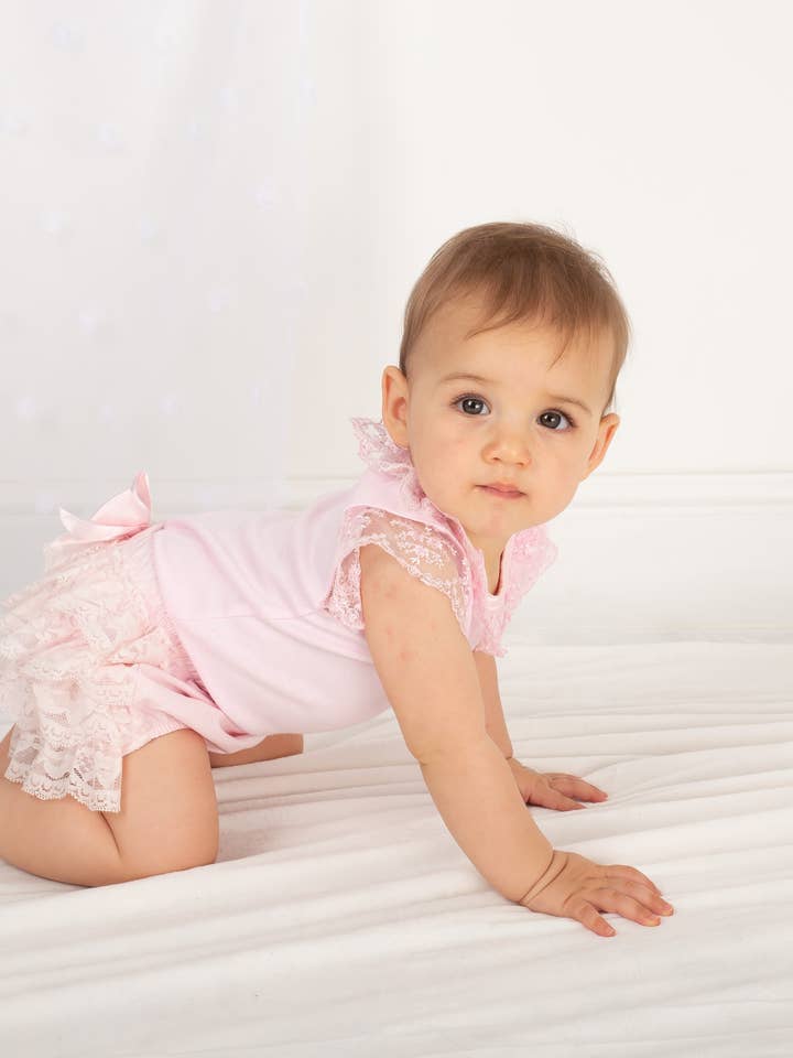 Pantalon en dentelle à volants pour la vente par Caramelo Kids