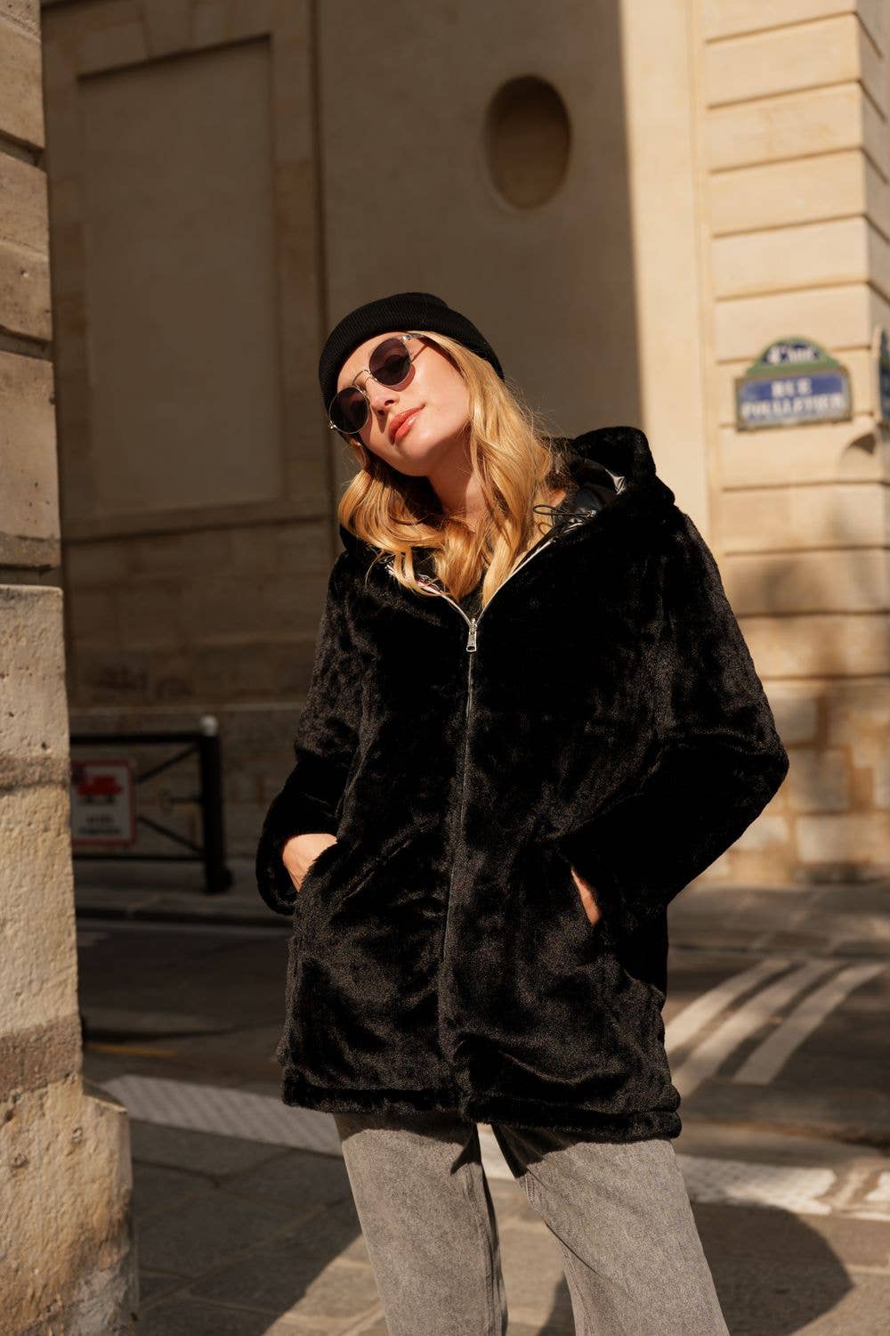 Attrait Paris - Wholesale Jas - Dames - Halflange omkeerbare bontjas met capuchon24