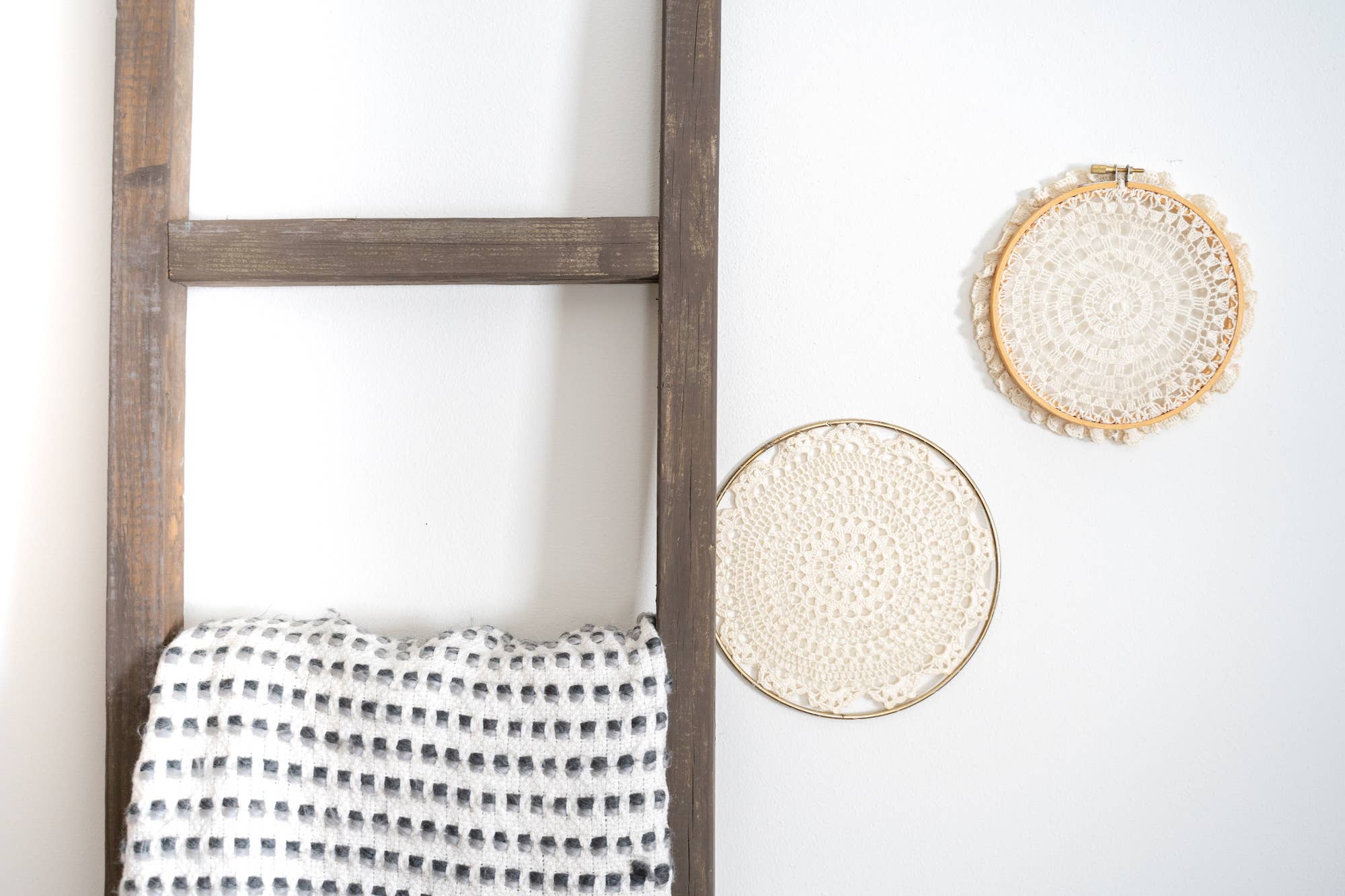 HomeRoots - Vendita all'ingrosso Mensola freestanding - Scaffale a scaletta rustico in legno espresso a 6 gradini2